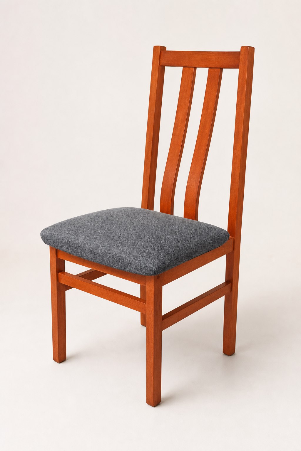 Silla de comedor tapizada sobre fondo neutro