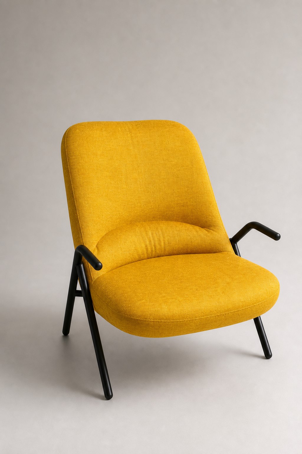 Sillón amarillo tapizado sobre fondo neutro