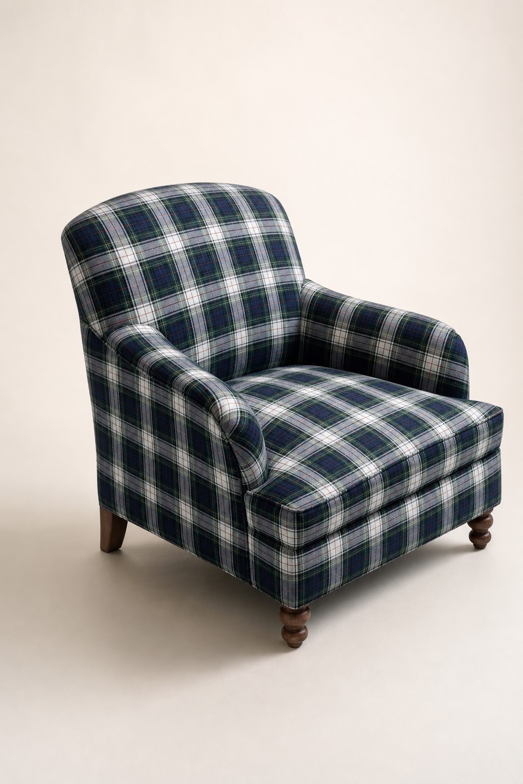 Sillón de cuadros tapizado sobre fondo neutro